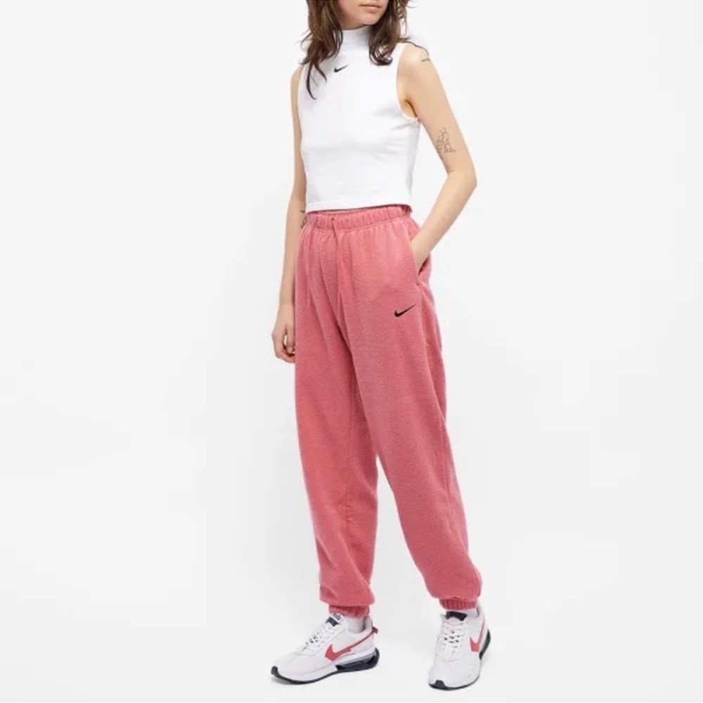 NSW Essential Plush Jogger in Archaeo Pink
NIKE